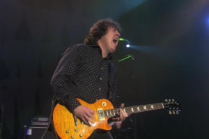 Gary Moore playing his Les Paul Signature with Tom Holmes PAF